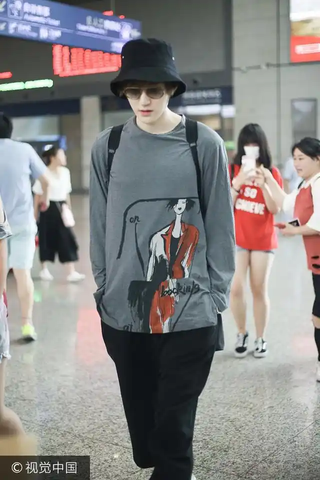 郭敬明爱将汪铎衣衫宽大日范足插兜扮酷 获美女粉随行冲镜头热情招手