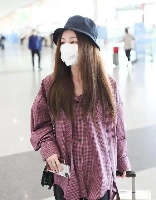 姚笛久违走机场穿衬衫配骑行裤休闲减龄o型腿却意外抢镜