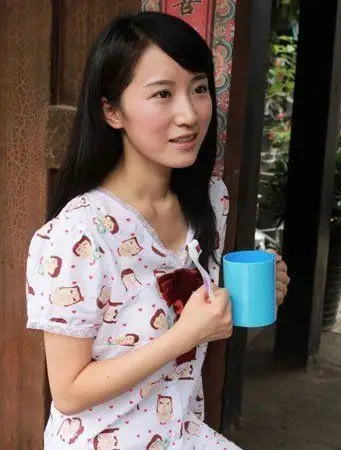 李念晒九月孕照 家居照容貌清丽依旧(组图)