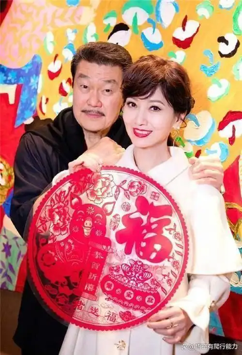 65岁赵雅芝和老公牵手秀恩爱不输年轻人,被赞机场最靓"老年cp"