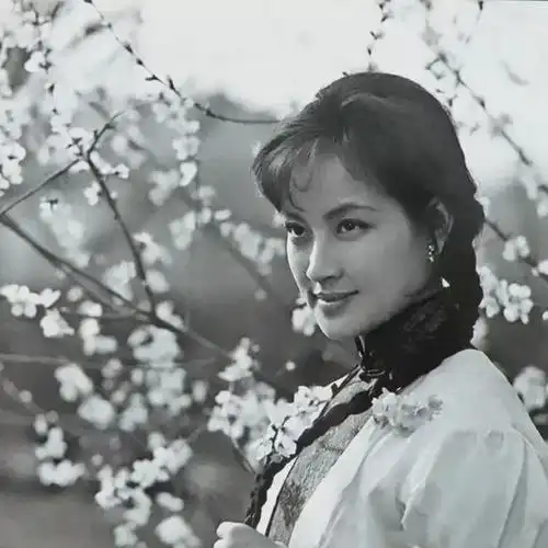 80年代年轻时刘晓庆照片长相有点国字脸皮肤不够白但五官精致