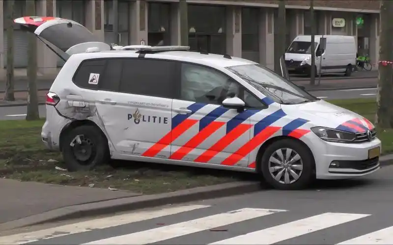 一老头乐把荷兰警车给撞坏了_哔哩哔哩_bilibili