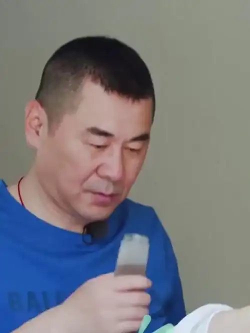 蒋勤勤吐槽陈建斌诗集错别字扎堆,表白虽翻车,但婚姻却甜到齁-度小视