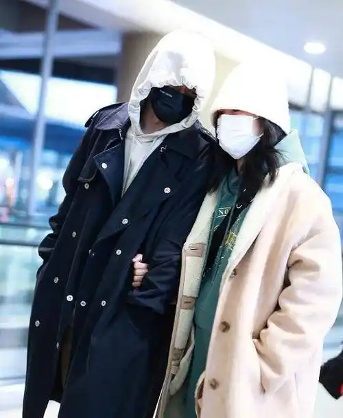 恩爱如初谢娜张杰风波后合体高调走机场穿情侣装举止格外亲密