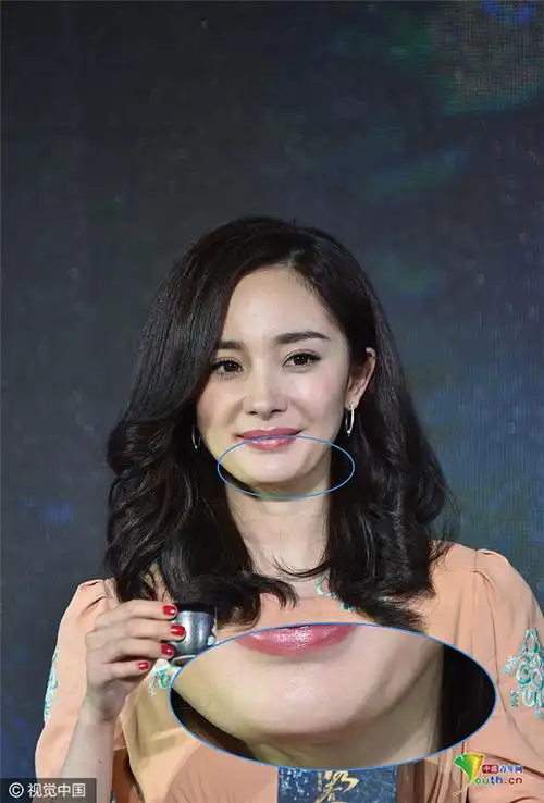 杨幂出席活动双下巴抢镜 频频捋发似遮发际线