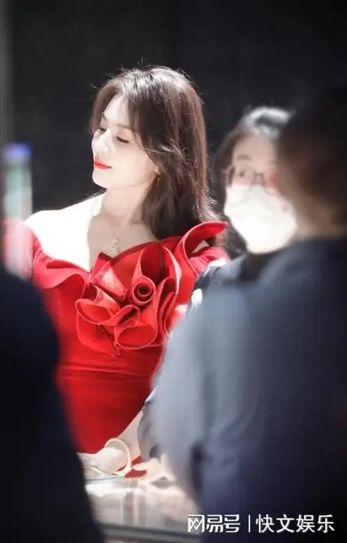 46岁刘涛腰臀比太养眼身穿红裙背影迷人姿态雍容华贵气质上佳