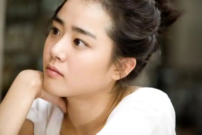 实则她真人素颜就是个很普通的女孩子罢了,属于走在路上大家不会多看