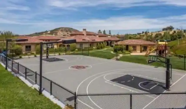 nba球星保罗在加州豪宅走进去可能会迷路单单篮球场就十几个