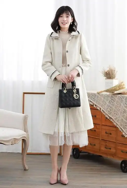 这样穿纯色毛呢大衣配连衣裙,优雅又有女人味!