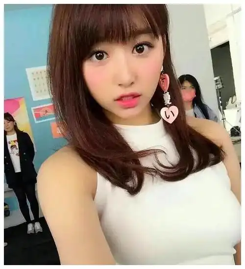 孔雪儿旧照曝光,大眼圆脸比现在好看太多,网友:和虞书欣有点像