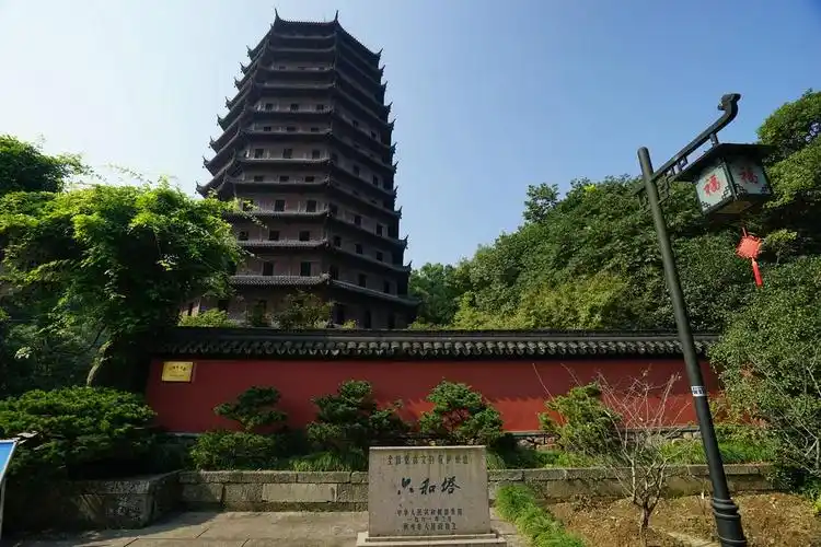 在杭州一直有着"一湖二塔三岛三堤"之说.