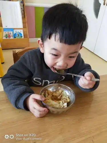 年年小朋友在幼儿园的欢乐时光!