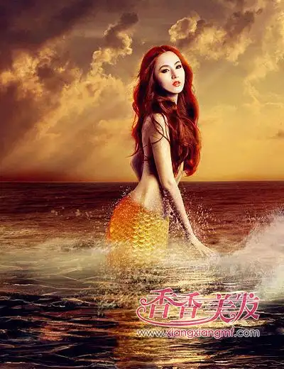 一头蓬松的长卷发,性感撩人,这是条极具魅惑的美人鱼,半裸身姿,大胆而