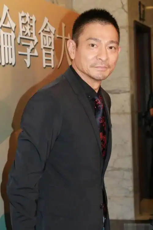 演唱会后刘德华罕见亮相电影颁奖现场留胡子拉碴的华仔变老了