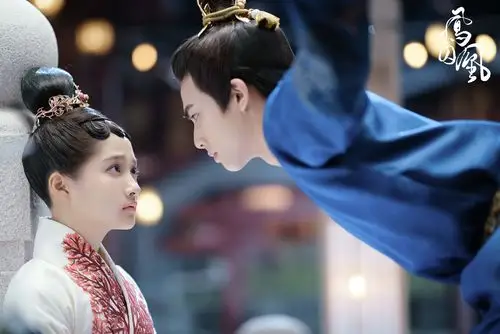 发乎情止乎礼吻戏异常奢侈,但《凤囚凰》里的爱情却别样撩人