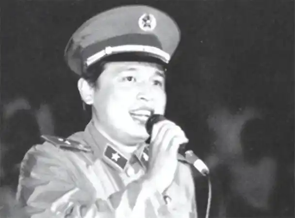 回顾独腿英雄徐良1987年登上春晚红极一时最后因谣言妻离子散