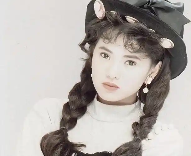 多年前,由伊能静填词,庾澄庆演唱的《春泥》印证了两人的关系