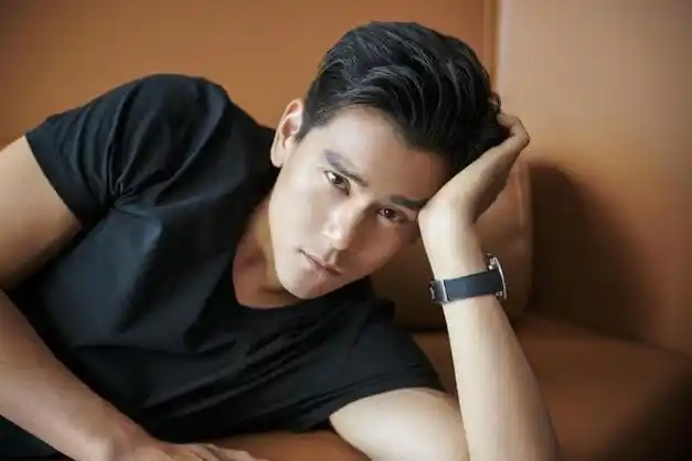 彭于晏「死亡视角」零偶像包袱自拍:满脸皱纹 肥肉,型男变大叔_网易订