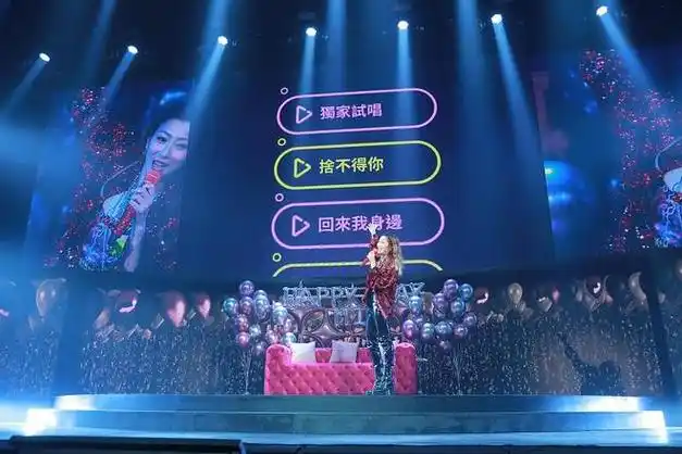 郑秀文在台边温柔唱歌身穿水钻外套配黑色皮裤看起来好时髦