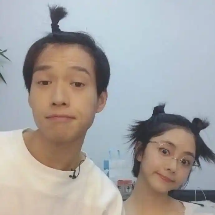 谭松韵的哪吒头vs魏大勋的朝天揪,两人同框后:他的抬头纹亮了!