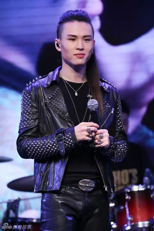 组图:张玮穿皮衣帅气亮相 全新专辑热辣开唱_高清图集_新浪网