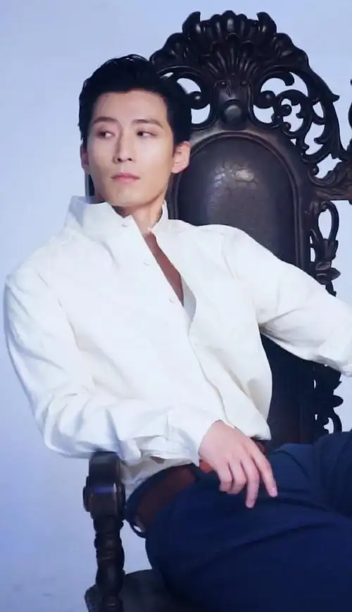 窦骁新剧一人分饰两角