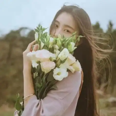 抱花清新长发女生头像图片