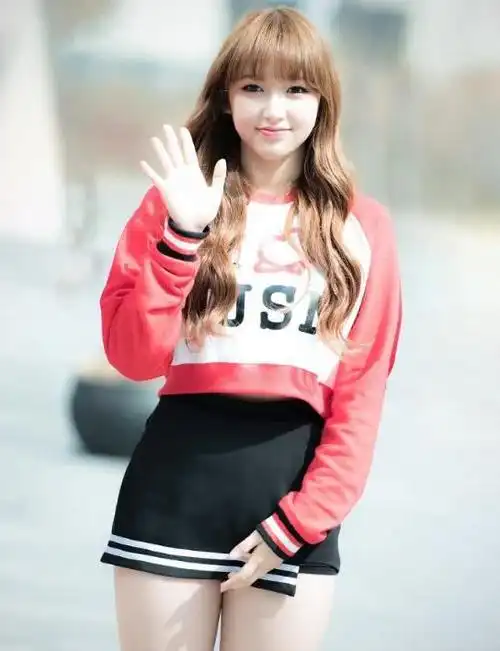 刚出道时的程潇,就是一个小奶包,第三张图的小胖腿感觉很可爱_网易