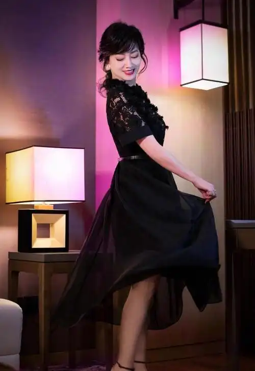 罗海琼高调走红毯大胆挑战紫色长裙配红丝袜老板娘就是自信