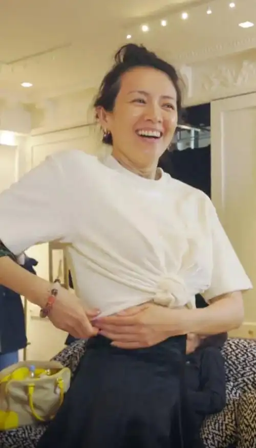 不得不说,这件礼服真的十分适合她,其实章子怡相比以前是有些发福的