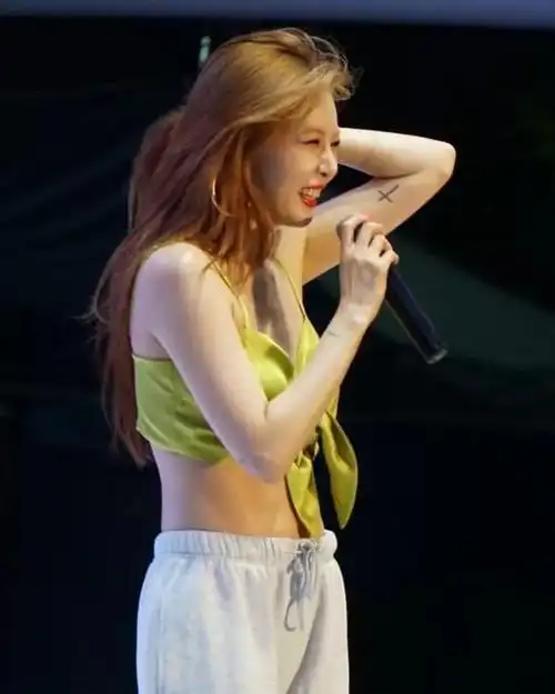 表白姐姐的业务能力!泫雅穿吊带热舞 上衣蝴蝶结突然散开了