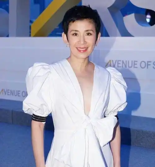 吴君如穿出50 女人想要的年轻感,白色娃娃裙搭短发,优雅减龄_造型