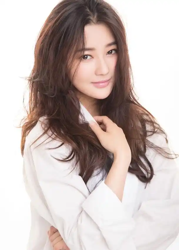 演员佳琪,气质白衬衣写真