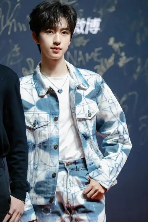 贺峻霖微博音乐盛典饭拍图来了清新帅气的造型