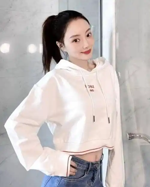 原创李小璐晒自拍近照38岁少女感无敌看起来不像是当妈的人