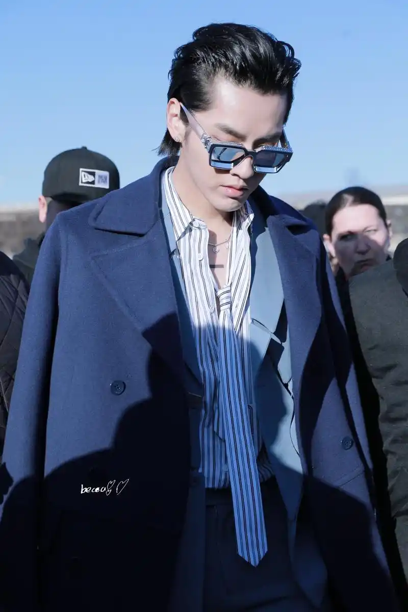 吴亦凡现身巴黎lv2020秋冬男装秀,一身冰川蓝镂空西装,条纹衬衫 大