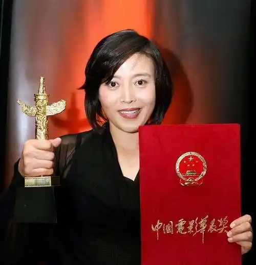 和孙红雷分手20年后,63岁的丁嘉丽,人生状况如何了?