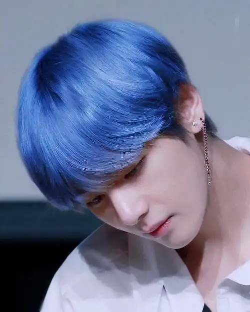 防弹少年团金泰亨蓝发登各国热搜玩儿转红粉金黑棕各