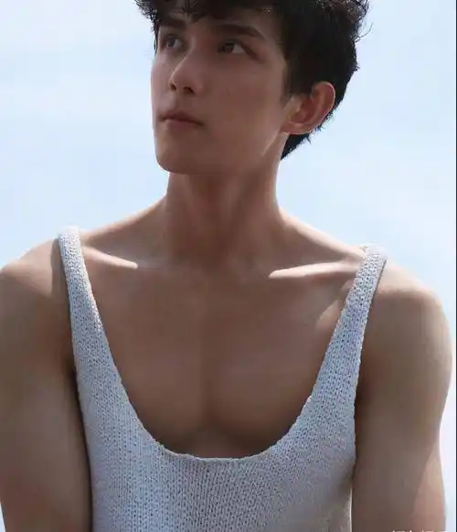 吴磊肌肉线条尽显猛男气质,曾经的天真小宝贝,如今已成肌肉型男_照片