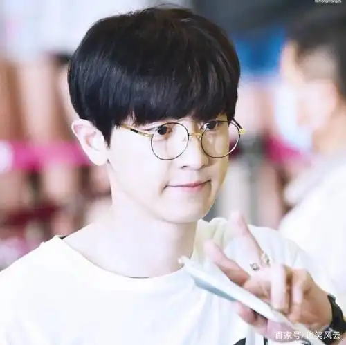 戴眼镜的朴灿烈真的太萌了,是吃可爱长大的吗?