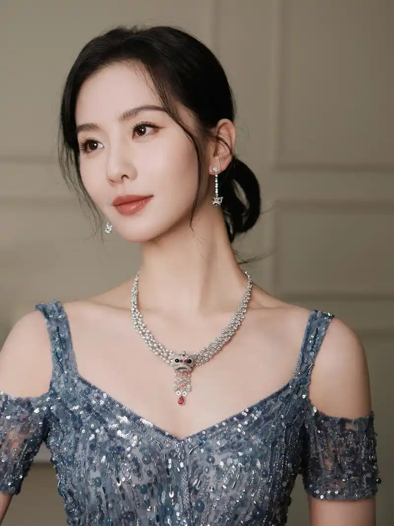 气质如兰刘诗诗温文尔雅大小姐系列写真浅蓝亮片露背长裙气质出众