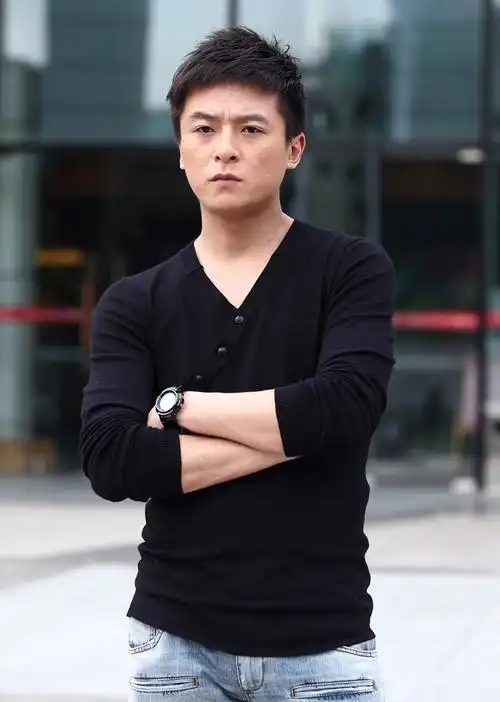 p>朱雨辰,1979年2月27日生于中国上海市,中国内地男演员,2002年毕业