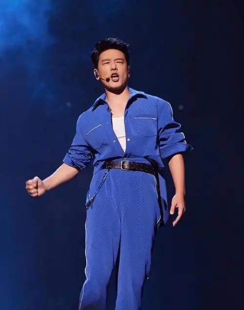 他钟情房东女儿,成名后花千万将妻子宠成宝,结婚二十多年0绯闻