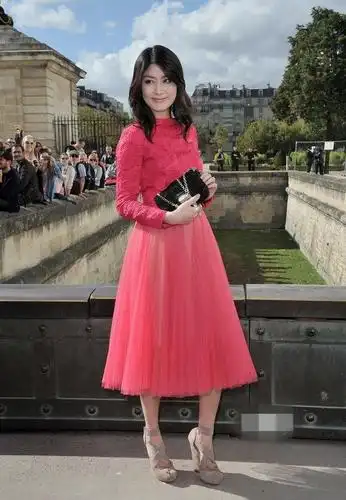 陈慧琳是个穿搭实力派一袭玫红色连衣裙优雅精致端庄稳重