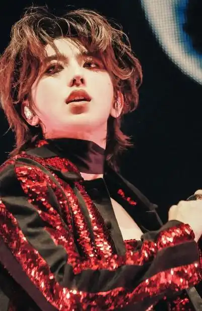 蔡徐坤近照曝光认不出躺沙发上显疲惫但身上肌肉增加了不少