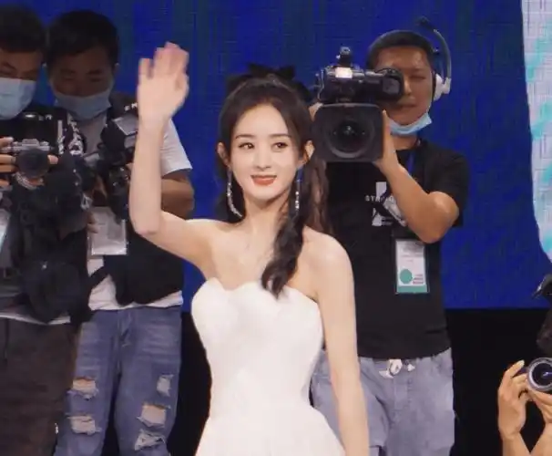 原创33岁赵丽颖现身西安见面会粉丝晒出抓拍生图暴露分手后的状态