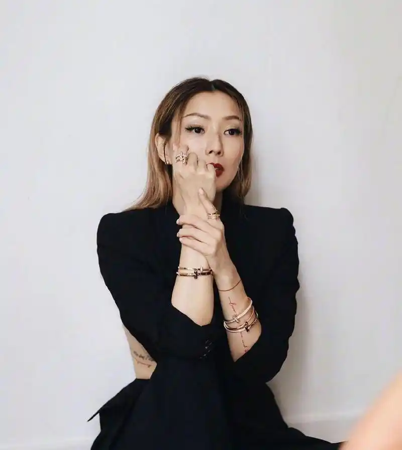 郑秀文真空西装酷美写真图片