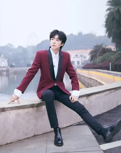 刘宇宁的身材真的超绝!满屏的细腰长腿,清秀俊朗又尽显温柔帅气