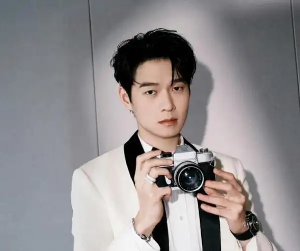 大二那年,他不得不打印简历,亲自去各大剧组寻找演出机会,开始了自己