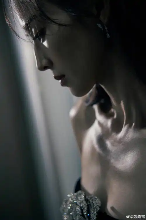 张钧甯吊带蝴蝶裙##张钧甯吊带黑裙